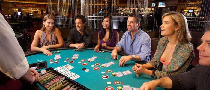 What are the advantages of playing an online slot machine?