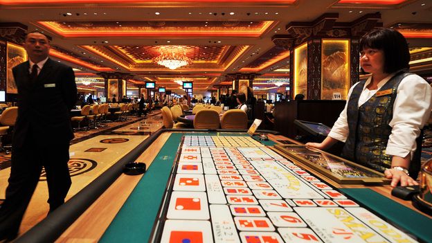 What are the benefits of choosing an online gambling site over a traditional casino?